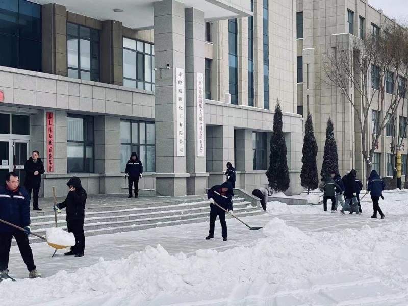 不畏嚴(yán)寒，除雪保安全出行